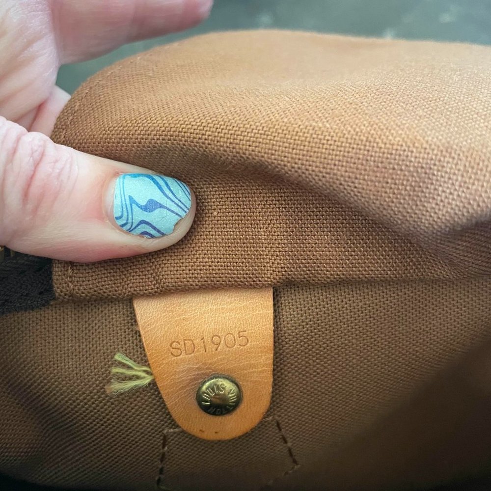 Authentic Louis Vuitton Monogram Speedy 30 - Picture 10 of 14